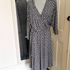 Lennie for Nina Leonard abstract black and white wrap style dress. Size XL